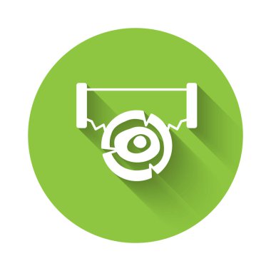 Uzun gölgeli beyaz testere ve kütük simgesi izole edildi. Yeşil daire düğmesi. Vektör