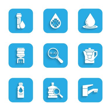 H2O için kimyasal formülü, temiz su, musluk suyu, sürahi filtresi, soğutucu şişesi, damla ve test tüpü simgesi içeren büyük bir şişe hazırla. Vektör