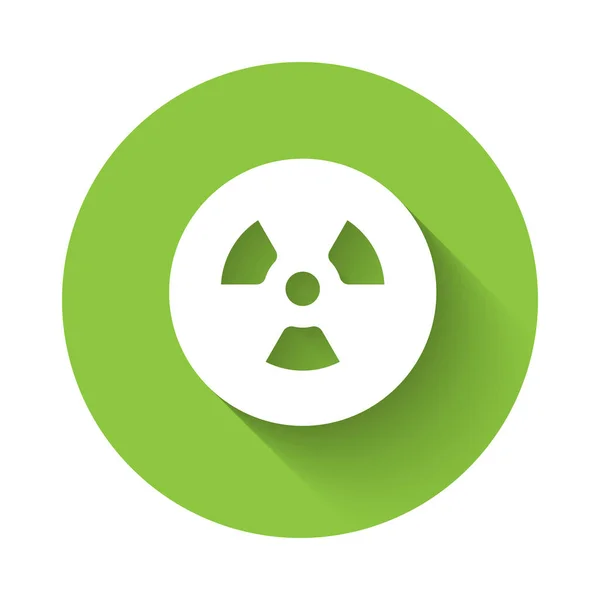 Beyaz Radyoaktif simge uzun gölge arkaplan izole. Radyoaktif zehirli sembol. Radyasyon tehlikesi işareti. Yeşil daire düğmesi. Vektör — Stok Vektör