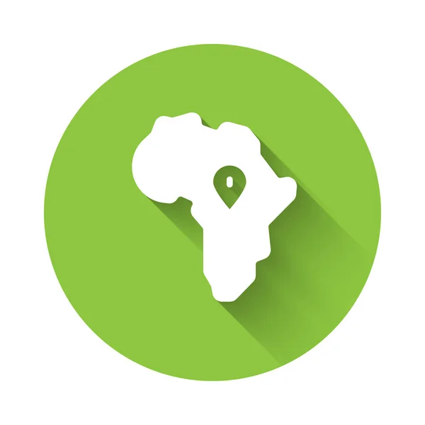 Ícone de mapa branco da África isolado com fundo de sombra longa. Botão de círculo verde. Vetor — Vetor de Stock