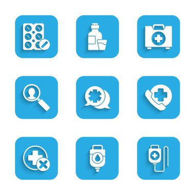 Doktorla diyaloğu, serum torbasını, acil yardım çağırma hastanesini, Cross sağlık muayenesini, ilk yardım çantasını ve hapları su toplayan ikona koyun. Vektör