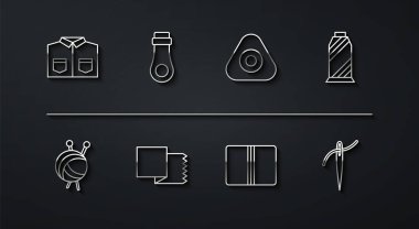 Çizgili gömlek, örgü iğneli iplik, makarada dikiş ipliği, kumaş rulo, fermuar, iğne ve tebeşir ikonu. Vektör