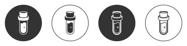 Beyaz zemin üzerinde iksir ikonu olan siyah şişe. Sihirli iksirli matara. Mutlu Cadılar Bayramı Partisi. Çember düğmesi. Vektör