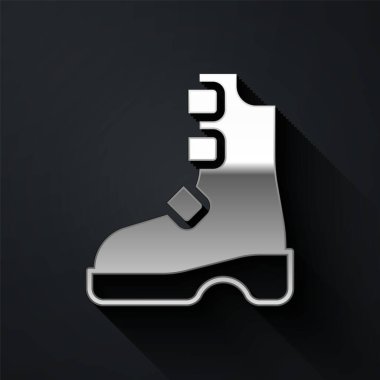 Siyah arka planda izole edilmiş Gümüş Kadim Viking bot simgesi. Eski zamanların geleneksel kıyafetleri ve aksesuarları. Uzun gölge tarzı. Vektör