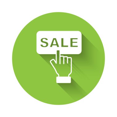 Beyaz Fiyat etiketi, uzun gölge arkaplan ile izole edilmiş bir satış simgesi. Rozet fiyatına. Reklam etiketi indirimi. Yeşil daire düğmesi. Vektör