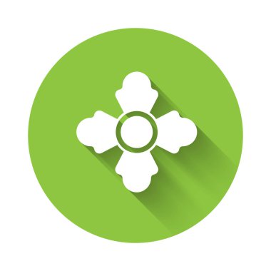 Beyaz itfaiyeci ikonu uzun gölgeli bir arka plana sahip. Yeşil daire düğmesi. Vektör