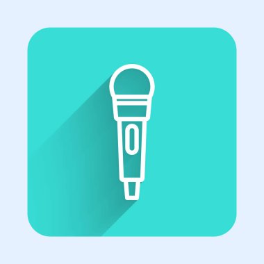 Beyaz çizgi mikrofon simgesi uzun gölge arkaplanı ile izole edildi. Radyodaki mikrofondan. Sözcü işareti. Yeşil kare düğmesi. Vektör