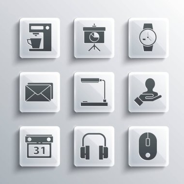 Kulaklıkları ayarla, bilgisayar faresi, arama yapan insanlar için el, masa lambası, takvim, zarf, kahve makinesi ve bilek saati simgesi. Vektör