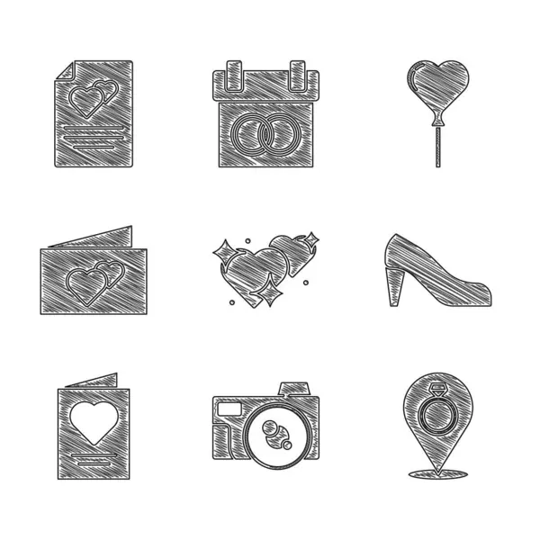 Conjunto de dos corazones vinculados, cámara fotográfica, anillos de boda, zapato de mujer, tarjeta de felicitación, Globos forma de corazón e icono. Vector — Archivo Imágenes Vectoriales