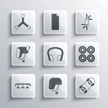 Kaykay kaskı, tekerlek, kulaklık, raylı merdivenler, Y-aracı ve Tool allen tuşları simgesi. Vektör