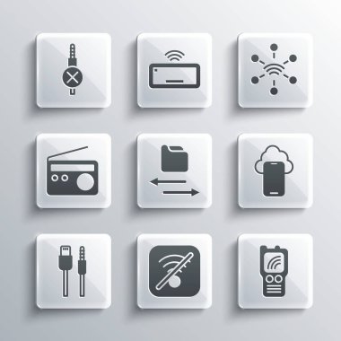 Kablosuz internet, telsiz, bulut teknolojisi verisi, transfer dosyaları, USB kablo, radyo, ses bağlantısı ve ağ simgesini ayarlayın. Vektör