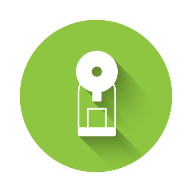 Beyaz Akıllı kahve makinesi simgesi uzun gölgeli izole edilmiş. İnternet kavramının kablosuz bağlantısı. Yeşil daire düğmesi. Vektör