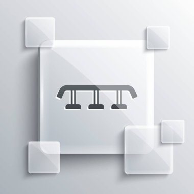 Gri arka planda demiryolu ikonu olan gri kaykay merdivenleri. Kare cam paneller. Vektör