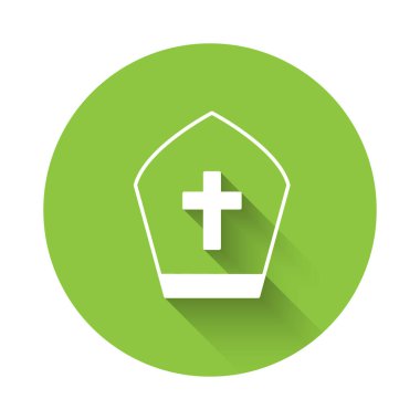 Beyaz Papa şapka simgesi uzun gölge arkaplan izole. Hristiyan şapkası işareti. Yeşil daire düğmesi. Vektör