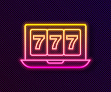 Parlayan neon hattı çevrimiçi kumar makinesi ve siyah arka planda izole edilmiş şanslı yedili ikramiye ikonu. İnternetteki kumarhane. Vektör