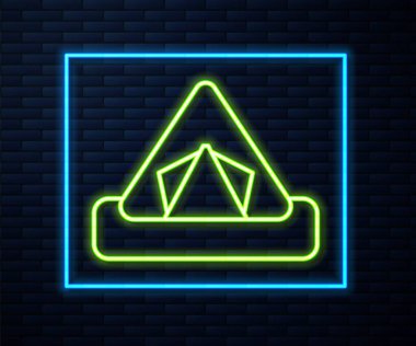 Parlayan neon hattı turist çadırı simgesi tuğla duvar arkasında izole edildi. Kamp sembolü. Vektör