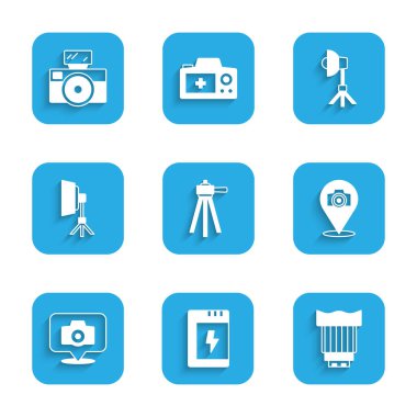 Tripod 'u ayarla, kamera için pil, fotoğraf objektifi, fotoğraf kutusu ışığı ve flaş ikonlu. Vektör