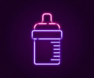Parlayan neon hattı bebek şişe ikonu siyah arka planda izole edildi. Beslenme şişesi simgesi. Süt şişesi tabelası. Renkli taslak konsepti. Vektör