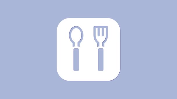 Tenedor blanco y cuchara icono aislado sobre fondo púrpura. Utensil de cocina. Signo de cubertería. Animación gráfica de vídeo 4K — Vídeo de stock