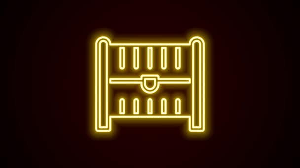Linha de néon brilhante Ícone antigo do baú do tesouro isolado no fundo preto. Vintage peito de madeira com moeda de ouro. Animação gráfica em movimento de vídeo 4K — Vídeo de Stock