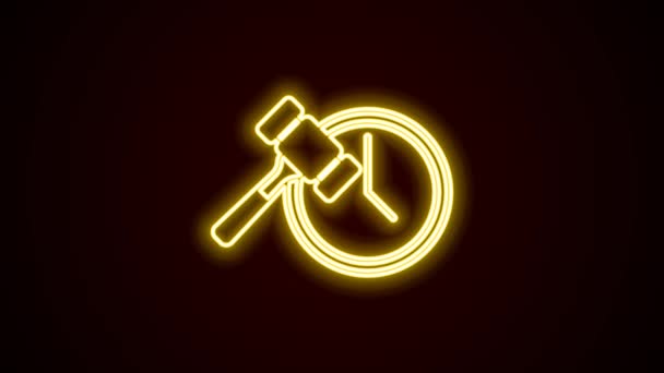 Glowing neon line Auction hammer icon isolated on black background. Gavel - hammer of judge or auctioneer. Bidding process, deal done. Auction bidding. 4K Video motion graphic animation — Stockvideo