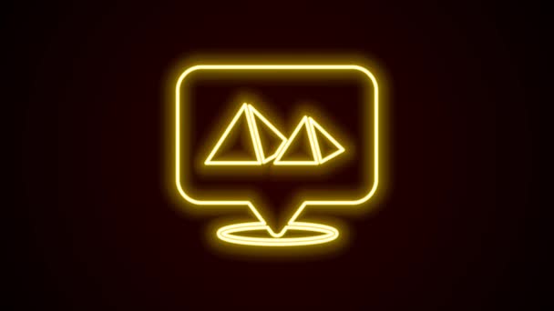 Gloeiende neon lijn Egypte piramides pictogram geïsoleerd op zwarte achtergrond. Symbool van het oude Egypte. 4K Video motion grafische animatie — Stockvideo