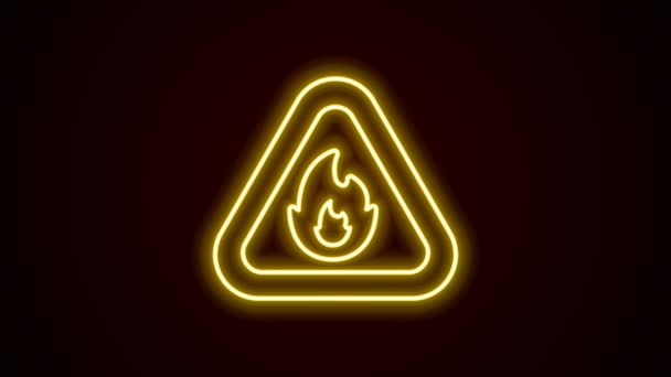 Λαμπερή γραμμή νέον Φλόγα φωτιάς σε τριγωνικό εικονίδιο που απομονώνεται σε μαύρο φόντο. Προειδοποιητικό σημάδι εύφλεκτου προϊόντος. 4K Γραφική κίνηση κίνησης βίντεο — Αρχείο Βίντεο