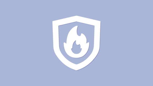 Icono de escudo de protección de fuego blanco aislado sobre fondo púrpura. Concepto de seguro. Seguridad, seguridad, protección, concepto de protección. Animación gráfica de vídeo 4K — Vídeo de stock