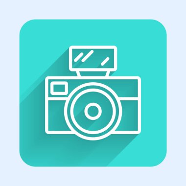 Uzun gölgeli aydınlatma simgesine sahip beyaz çizgi fotoğraf makinesi. Foto kamera. Dijital fotoğrafçılık. Yeşil kare düğmesi. Vektör.