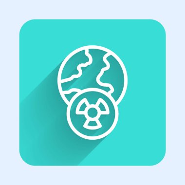 Beyaz çizgi Dünya gezegeni ve uzun gölge arkaplan izole edilmiş radyasyon sembolü. Çevresel konsept. Yeşil kare düğmesi. Vektör