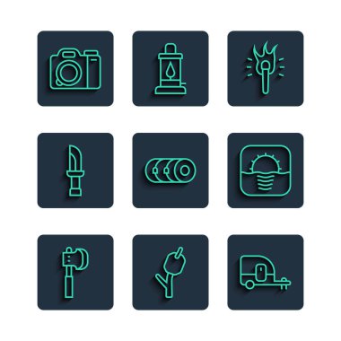 Ahşap balta, çubukta şekerleme, karavan karavanı, meşale alevi, battaniye rulosu, bıçak, fotoğraf makinesi ve gündoğumu ikonu. Vektör