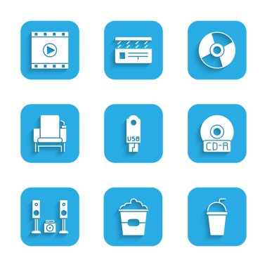 USB flaş bellek, kutudaki patlamış mısır, samanlı kağıt bardak, CD DVD disk, ev teybi iki hoparlör, sinema koltuğu ve Video simgesi. Vektör