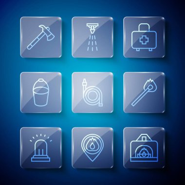 Alarm zilini çalıştır, yangın alevi olan bir yer, şömine, ilk yardım çantası, yangın hortumu makarası, kova, itfaiye baltası ve yanan kibrit ikonu. Vektör