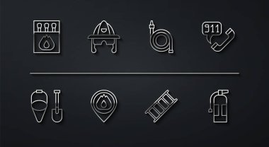 Kibrit kutusu ve kibrit kutusu, yangın küreği kovası, telefon 911 'i ara, kaçış, yangın alevi, itfaiyeci kaskı, yangın söndürücü ve hortum makarası ikonu olan yer. Vektör