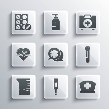 Tıbbi dijital termometreyi, haçlı hemşire şapkasını test tüpü kanını, diyalog doktorunu ölçme kabını, kalp atış hızını, ilaç paketini ve ilk yardım çantasının ikonunu ayarla. Vektör