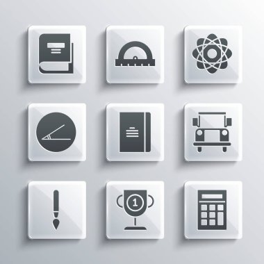 Ödül kupası, hesap makinesi, okul servisi, spiral defter, boya fırçası, akut açı, kitap ve atom simgesi. Vektör