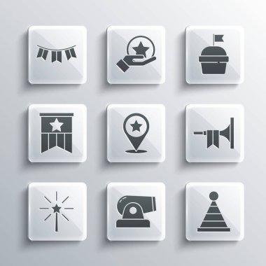 Set Cannon, Parti şapkası, Trompet, ABD Bağımsızlık Günü, Havai fişek, Amerikan bayrağı, bayraklı karnaval çelengi ve pasta ikonu. Vektör