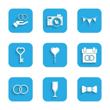 Balonları kalp şeklinde ayarla, cam şampanya, papyon, takvim, alyans, anahtar şekli, bayraklı ve ikonlu karnaval çelengi. Vektör