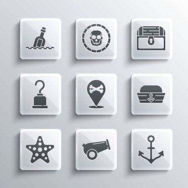 Top, Anchor, Sailor şapkası, konum korsanı, denizyıldızı, korsan kancası, su ve antika hazine sandığı ikonuyla dolu bir şişe. Vektör