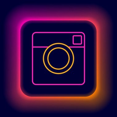 Parlayan neon hattı fotoğraf makinesi simgesi siyah arkaplanda izole edildi. Foto kamera. Dijital fotoğrafçılık. Renkli taslak konsepti. Vektör