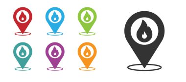 Beyaz zemin üzerinde ateş alev ikonu olan siyah harita işaretçisi. Yakında yangın var. Simgeleri renklendirin. Vektör