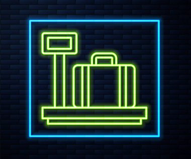 Duvarda izole edilmiş bavul simgesiyle parlayan neon çizgisi ölçeği. Lojistik ve teslimat. Dağıtım paketinin ağırlığı bir ölçekte. Vektör