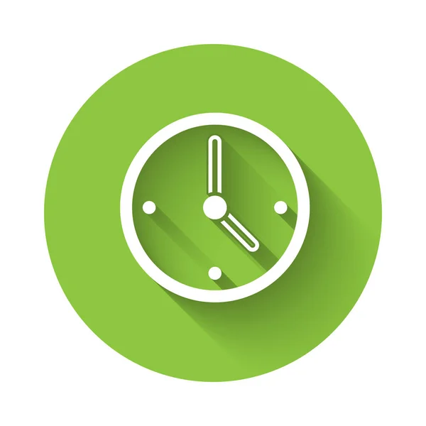 白色时钟图标与很长的阴影隔离 时间的象征 绿色圆环按钮 — 图库矢量图片