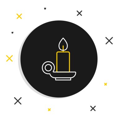 Beyaz arkaplanda izole edilmiş şamdan simgesinde çizgi yakma mumu. Silindirik mum çubuğu ve yanan ateş. Renkli taslak konsepti. Vektör