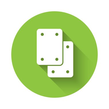 Beyaz dizlik simgesi uzun gölge arkaplanı ile izole edildi. Olağanüstü bir spor. Kaykay, bisiklet, paten kayma koruyucu giysi. Yeşil daire düğmesi. Vektör