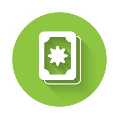 Beyaz Tarot kartları simgesi uzun gölge arkaplanı ile izole edilmiş. Sihirli tarot kartları seti. Yeşil daire düğmesi. Vektör