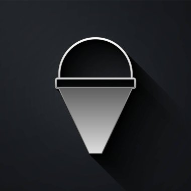 Siyah arkaplanda gümüş ateş konisi ikonu izole edildi. Metal koni kovası boş ya da yangın söndürme suyu var. Uzun gölge tarzı. Vektör