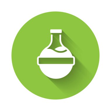 Uzun gölge arkaplan izole ikon beyaz şişe. Sihirli iksirli matara. Mutlu Cadılar Bayramı Partisi. Yeşil daire düğmesi. Vektör