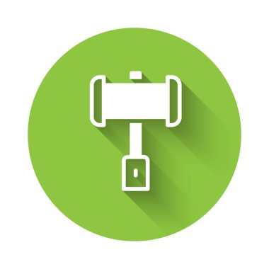 Beyaz Ortaçağ savaş çekici ikonu uzun gölgeli arka planda izole edilmiş. Yeşil daire düğmesi. Vektör