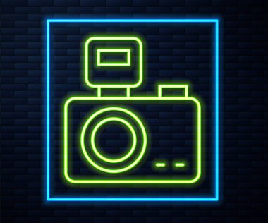Parlak neon çizgili fotoğraf makinesi. Duvarın arka planında aydınlatma simgesi var. Foto kamera. Dijital fotoğrafçılık. Vektör.
